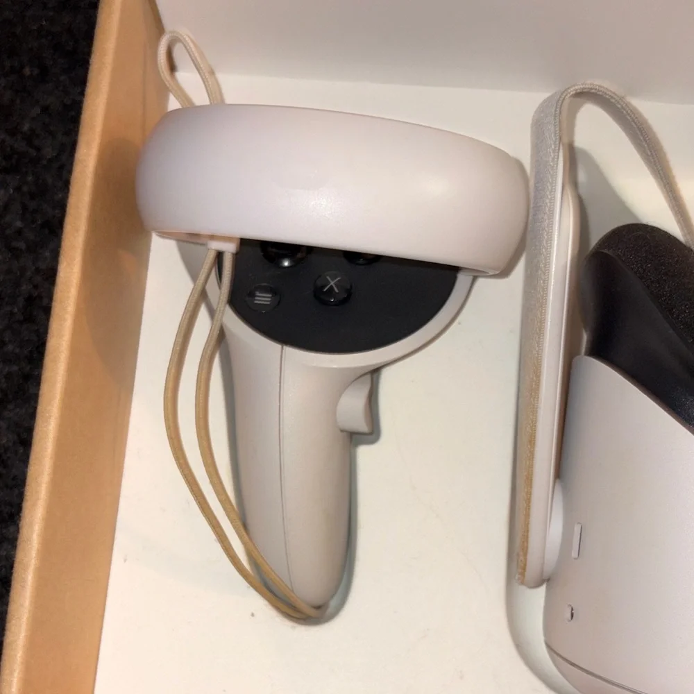 VR Headset with Controllers - White